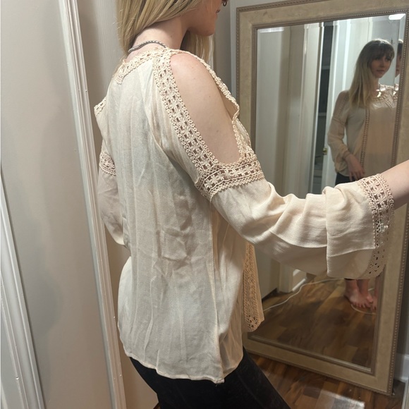 Cream color Forever 21 top. - Picture 3 of 4